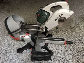  торцовочную пилу Metabo KGS 216 Plus