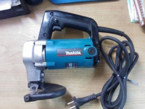 Электроножницы по металлу makita JS 3200