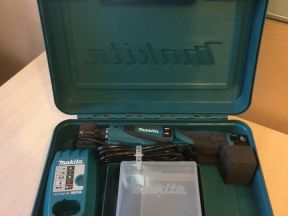 Аккумуляторная отвертка Makita DF 010 DSE