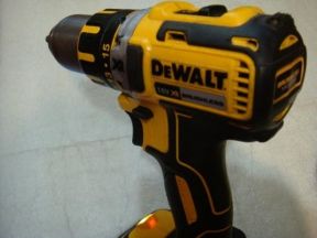 Бесщёточный шуруповерт Dewalt DCD 790,60