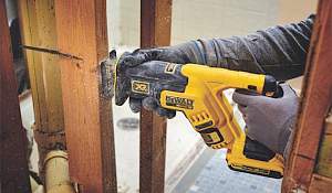 Сабельная пила Dewalt DCS367