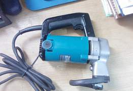 Электроножницы по металлу makita JS 3200