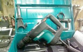 Перфоратор Makita HR4001C