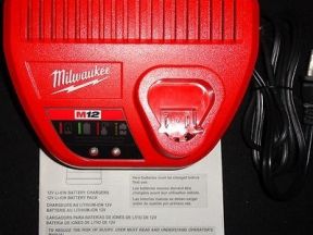 Зарядное устройство Milwaukee M12