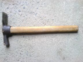 Молоток-кирка каменщика с деревянной рук СССР