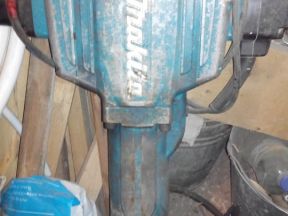 Отбойный молоток Makita HM1810