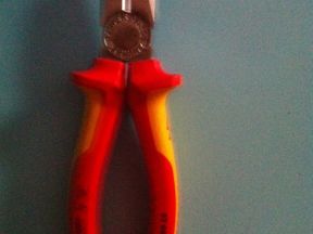  Плоскогубцы с изолированными ручкам Knipex