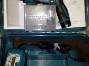 Makita Дрель-шуруповерт отвертка DF010DSE