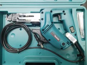 Магазинный шуруповерт Makita 6830 (новый)