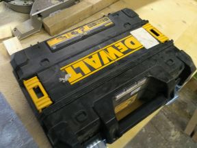 Чемодан dewalt