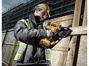 Аккумуляторный гвоздезабиватель dewalt