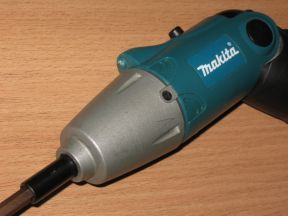 Аккумуляторная отвертка makita 6722D