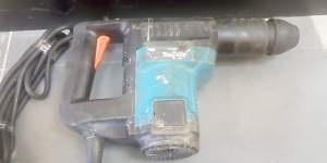 Перфоратор Makita Hr3000c