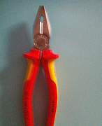 Продам Плоскогубцы с изолированными ручкам Knipex