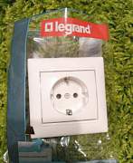 Розетка Legrand Valena с заземлением с рамкой
