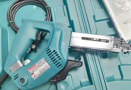 Магазинный шуруповерт Makita 6830 (новый)